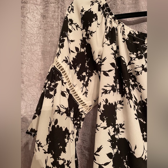 EUC Liberty Love Black/white floral print replum flowy bell sleeve blouse - Picture 2 of 5